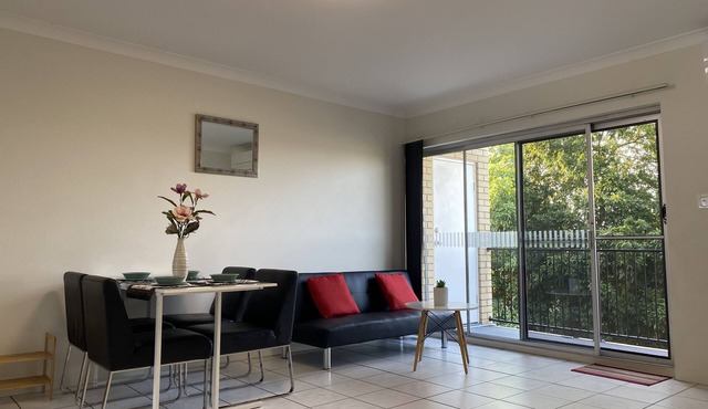 Quiet, 3km from Brisbane CBD, large 2-bedroom apartment