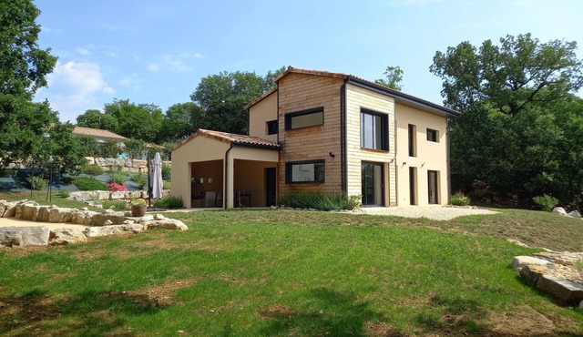 Quiet 4* architect-designed villa in the countryside away from the crowds