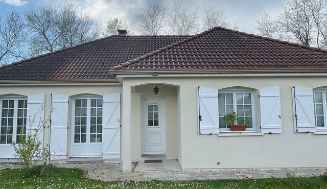 Quiet 4-bedroom house with garden and garage near Troyes and factory outlets.