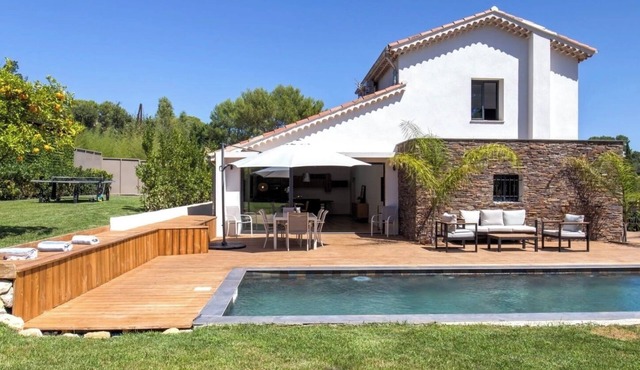 Quiet 4-bedroom villa with pool