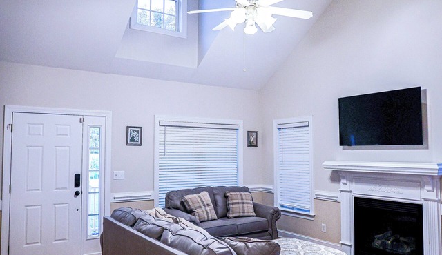 Quiet 4 Bedroom home right outside of Greenville.