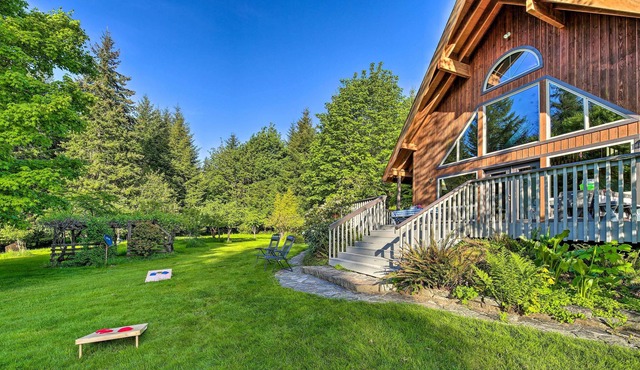 Quiet 40-Acre Rochester Forest Lodge: Hot Tub!