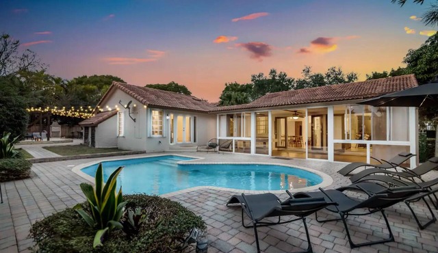 Quiet 4BR Villa w/Hot Tub, Games & Fenced Yard