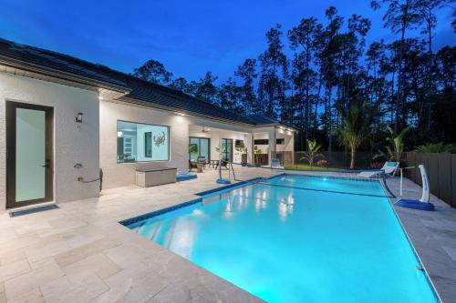 Quiet 5-BR House Heated Pool and Outdoor Kitchen