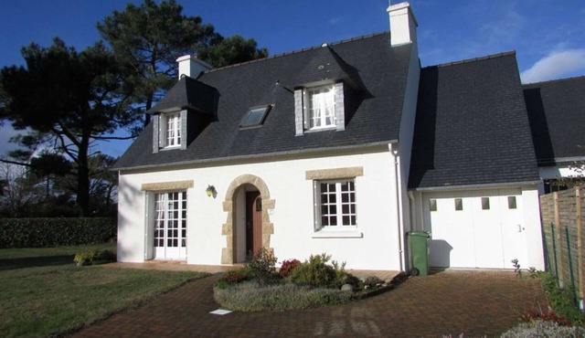 Quiet 5-room house near beach with garden, pets allowed