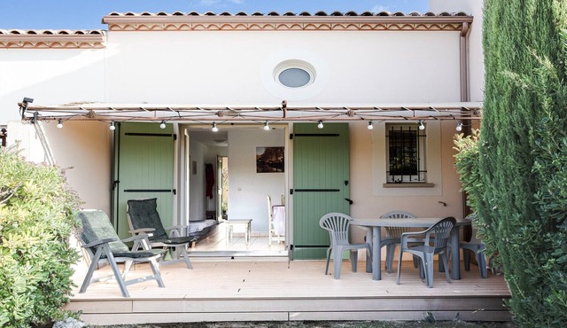 Quiet 6-Guest Apartment in Homps