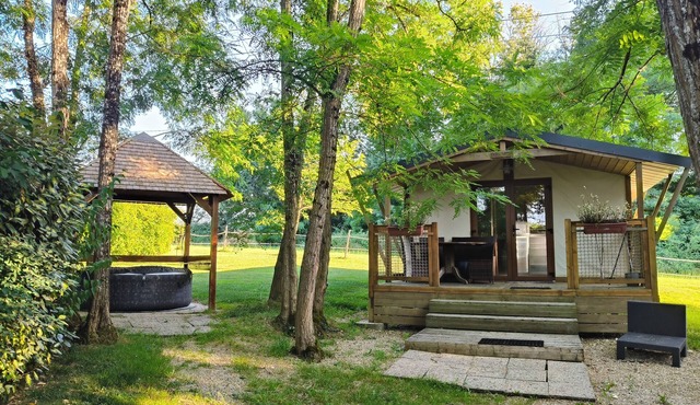 Quiet 6-person lodge 5 km from Beauval zoo with private Jacuzzi.