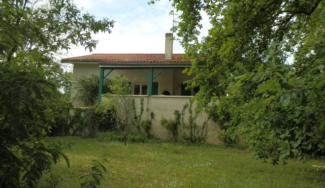 Quiet 7-bedroom family home on the river