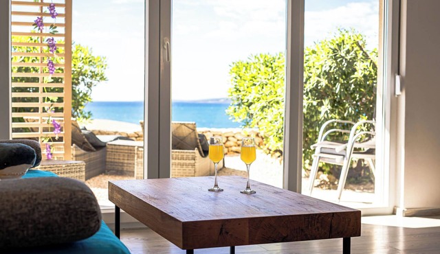 Quiet 79m2 apartment by the sea with garden and communal pool