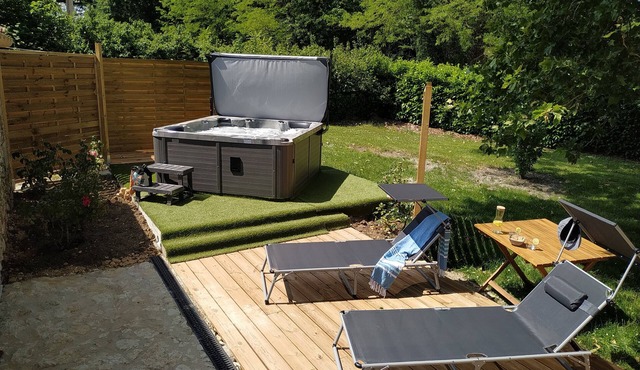 Quiet accommodation with private jacuzzi at will