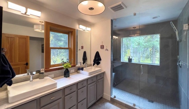 Quiet adventure retreat with acres of national forest land in your backyard