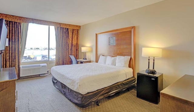 Quiet & Affordable Room w/Free Parking Near Dallas Zoo – Just 8 Miles away
