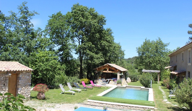 Quiet, air-conditioned, not overlooked, HEATED SWIMMING POOL, 10min from Uzès for 10 and 4 children