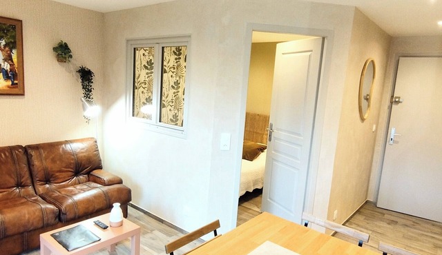 Quiet air-conditioned apartment 10 minutes' walk from the beaches and shops