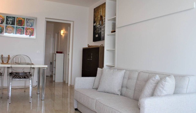 Quiet, air-conditioned, well-equipped studio with sea view terrace - Sleeps 2