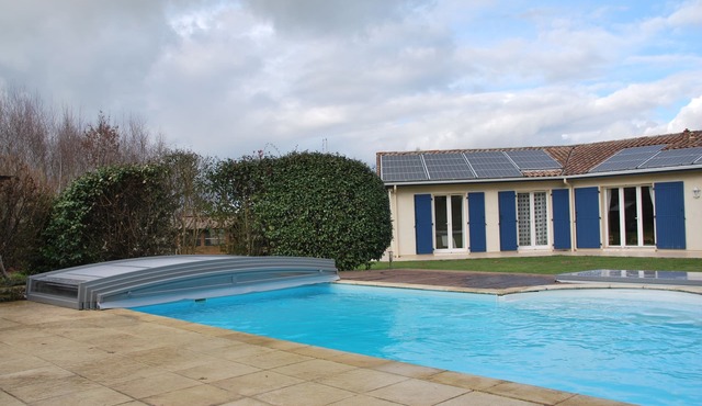 Quiet, air-conditioned villa 15 minutes from Bordeaux with pool and spa
