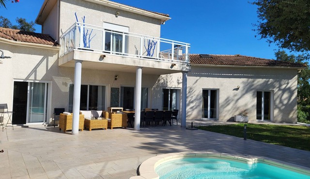 Quiet, air-conditioned villa with private pool 5 minutes from sea and mountains.