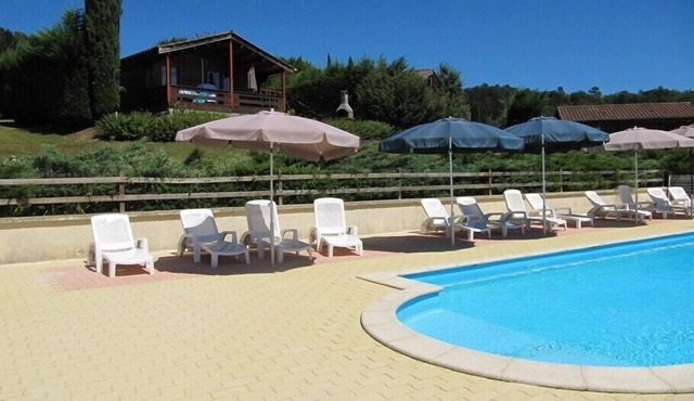 Quiet, air-conditioned chalet with heated pool, sleeps 6, 2 bedrooms