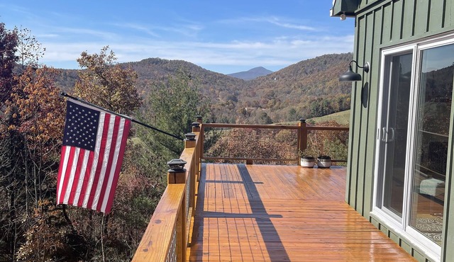 Quiet amazing views of NC mountains at the ‘Next Chapter’ cabin. Pet friendly.