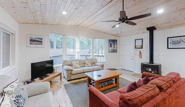 Quiet and Attractive Home Close to Lake w/WiFi, Private Washer/Dryer - Dogs Okay