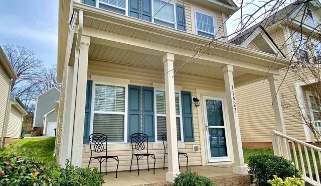 Quiet and Beautiful House in a WONDERFUL location near 2 Lakes and Charlotte!