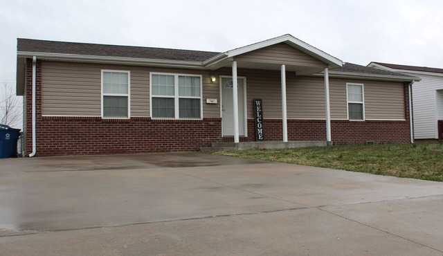 Quiet and Comfortable! 5 minutes away from parks/hospitals