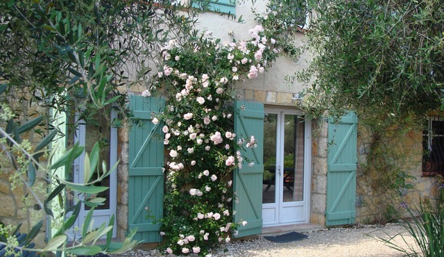Quiet and comfortable studio in a Provencal garden