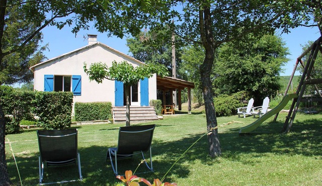 Quiet and comfortable Provencal house with pool and large open garden
