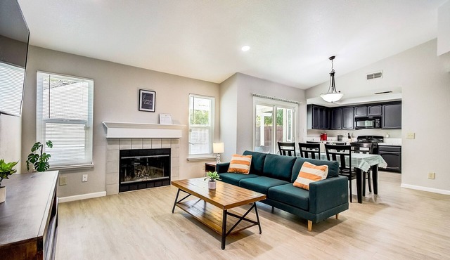 Quiet and Comfy Home | 70" SmartTV | Close to Everything