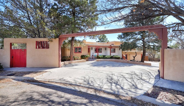 Quiet And Convenient ~ Minutes To Historic Plaza ~ 3 Fireplaces!