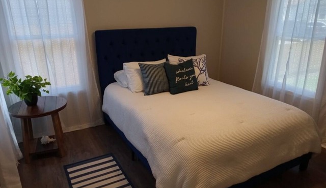 Quiet and Cozy Cottage -10 minutes from the beach!