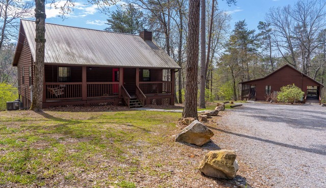 Quiet and cozy cabin minutes away from Noccalula Falls Park and all the trails.