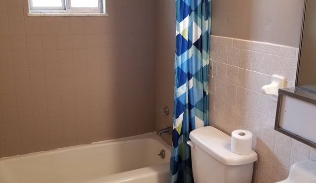 Quiet and cozy cabin with full kitchen and two bedrooms adjoining Lake Barkley.