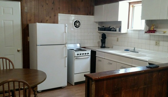 Quiet and cozy cabin with full kitchen and two bedrooms adjoining Lake Barkley.