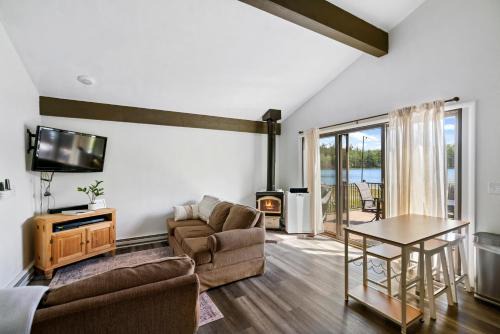 Quiet and Cozy Lakefront Home Near Mt Boyne