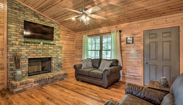Quiet and Cozy Omaha Cabin about 20 Mi to Branson!