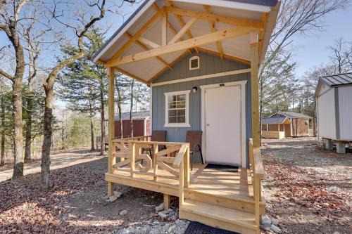 Quiet and Cozy Ouachitas Mtns Cabin with Trail Access