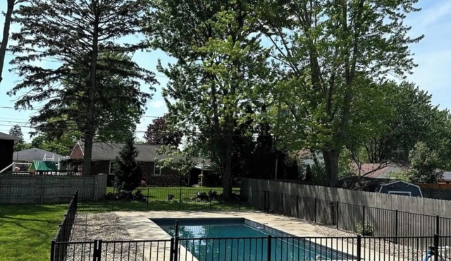 Quiet and cozy house. Close to Niagara Falls, Canada, Buffalo and Bills Stadium.