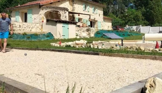 Quiet and relaxing gite of 190 m² located on 2400 m² 5 minutes from the gates of Auch, capital of Gascony