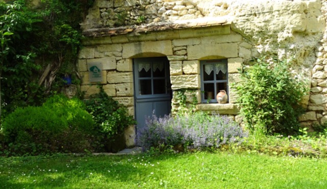 Quiet and green 3-star cave lodging