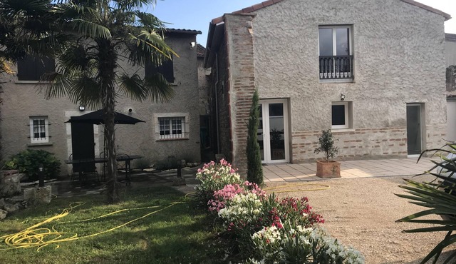 Quiet and independent furnished apartment in park green screen