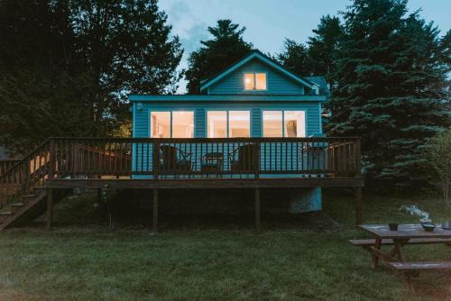 Quiet and Intimate Pet Friendly Cottage Perfectly set on the Shores of Cobbossee Lake for Fishing in Winthrop, Maine