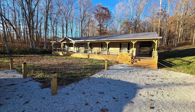 Quiet and modern 3-bedroom cabin near Ash Cave!