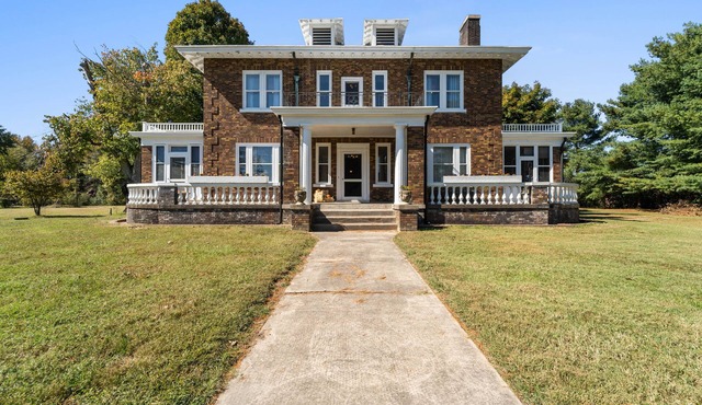 Quiet and Peaceful Century Old Farm House Stunning & Luxurious