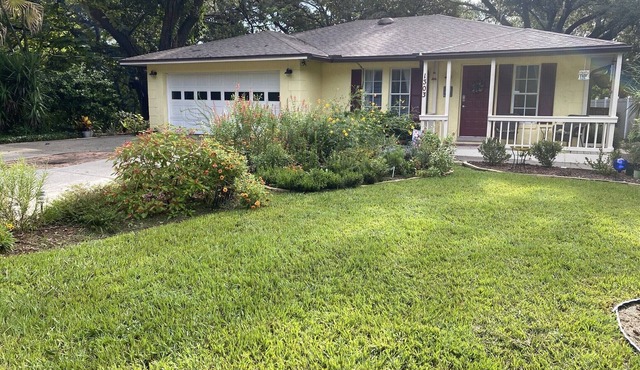 Quiet and peaceful yet walk to Charming Downtown MT. Dora