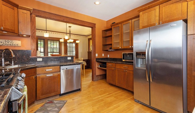 Quiet and Picturesque Riverfront 3bed House for Rent