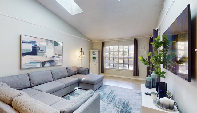Quiet and Private Complex Off the Main Strip. Easy Stroll to Beach, Shopping, Activities. Pool.