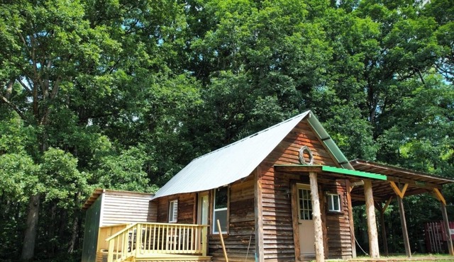 Quiet and relaxing 1 bedroom farm cabin with loft and deck.