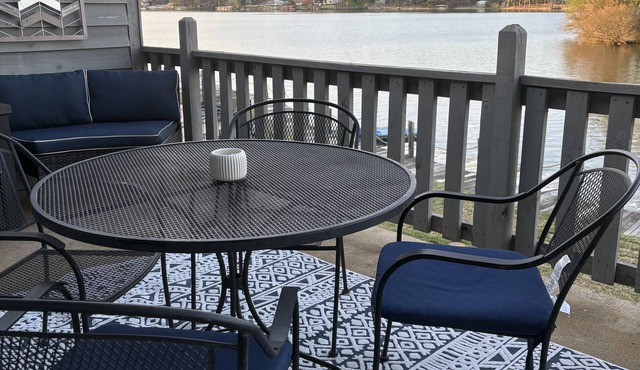 Quiet and Relaxing Balcony view of Lake Hamilton