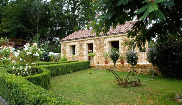 QUIET AND RESTFUL: GITE 2 Pers, SWIMMING POOL, near SARLAT, DORDOGNE PERIGORD NOIR.